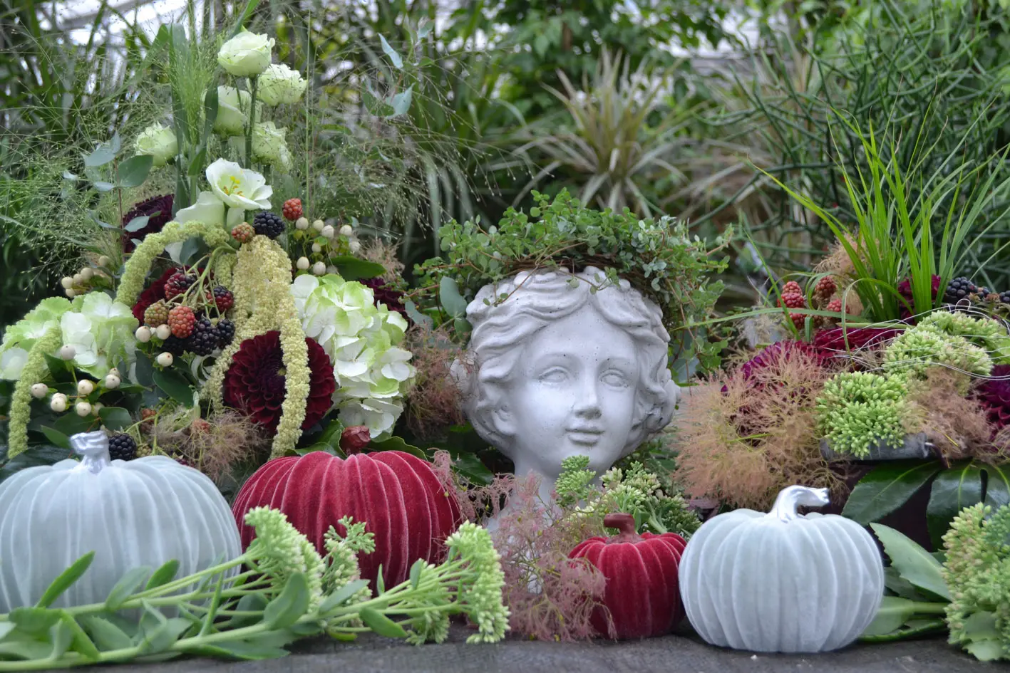 Floristik und Dekoration aus Blumen, Pflanzen und Dekoartikel